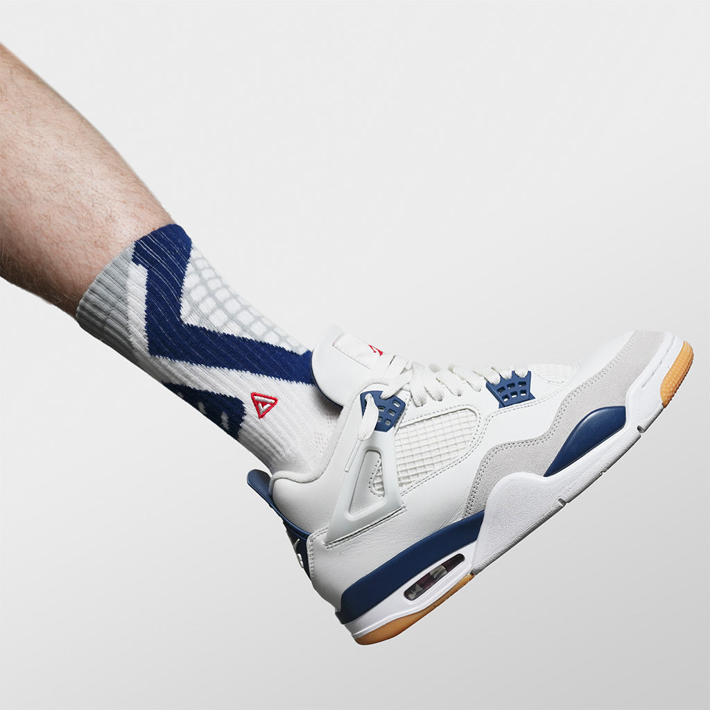 APTHCRY SNKR Socks - Navy SB IV - AVBL MRKT (1)