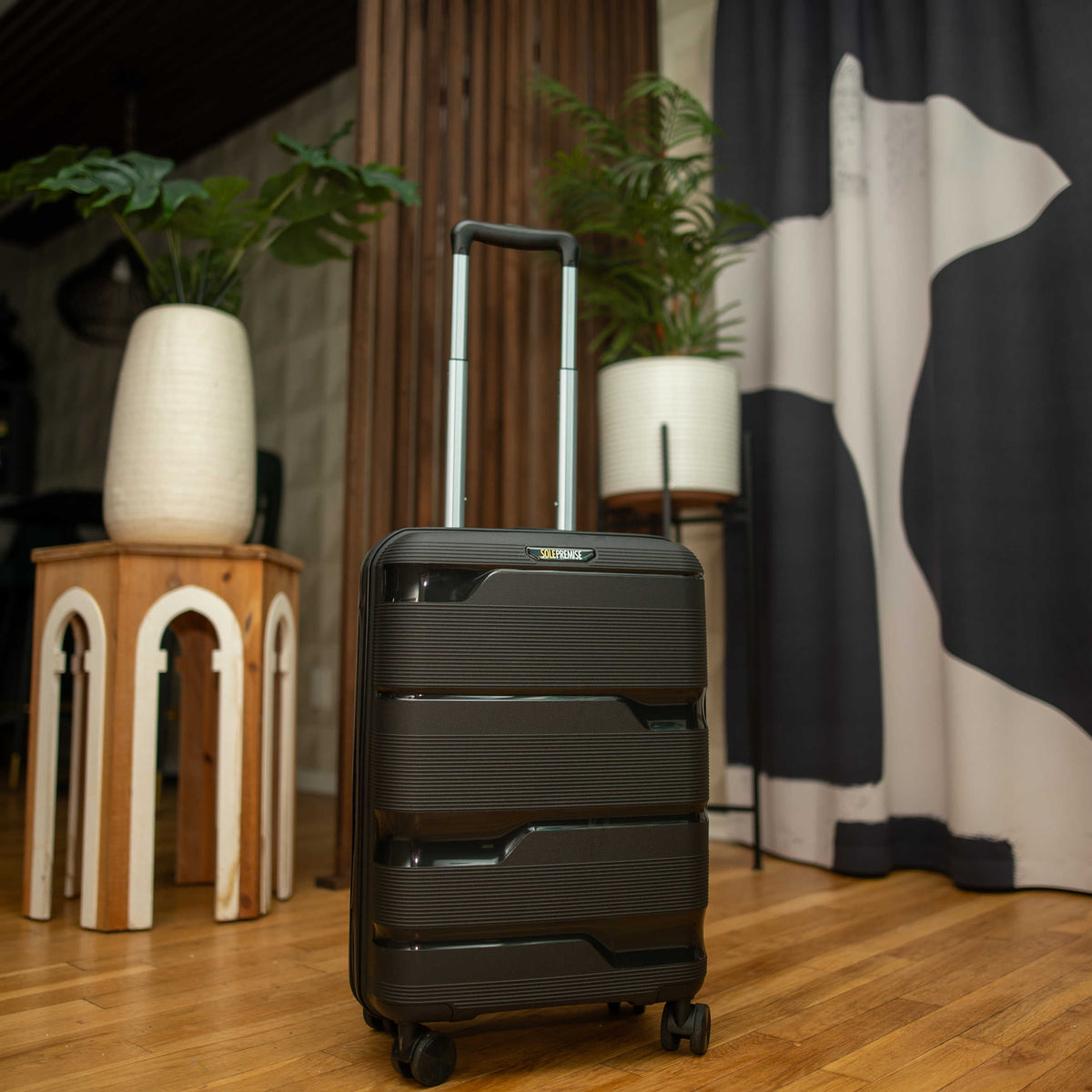 Sole Premise 20-inch Black Carry-On Hardcase Roller Luggage - AVBL MRKT (4)