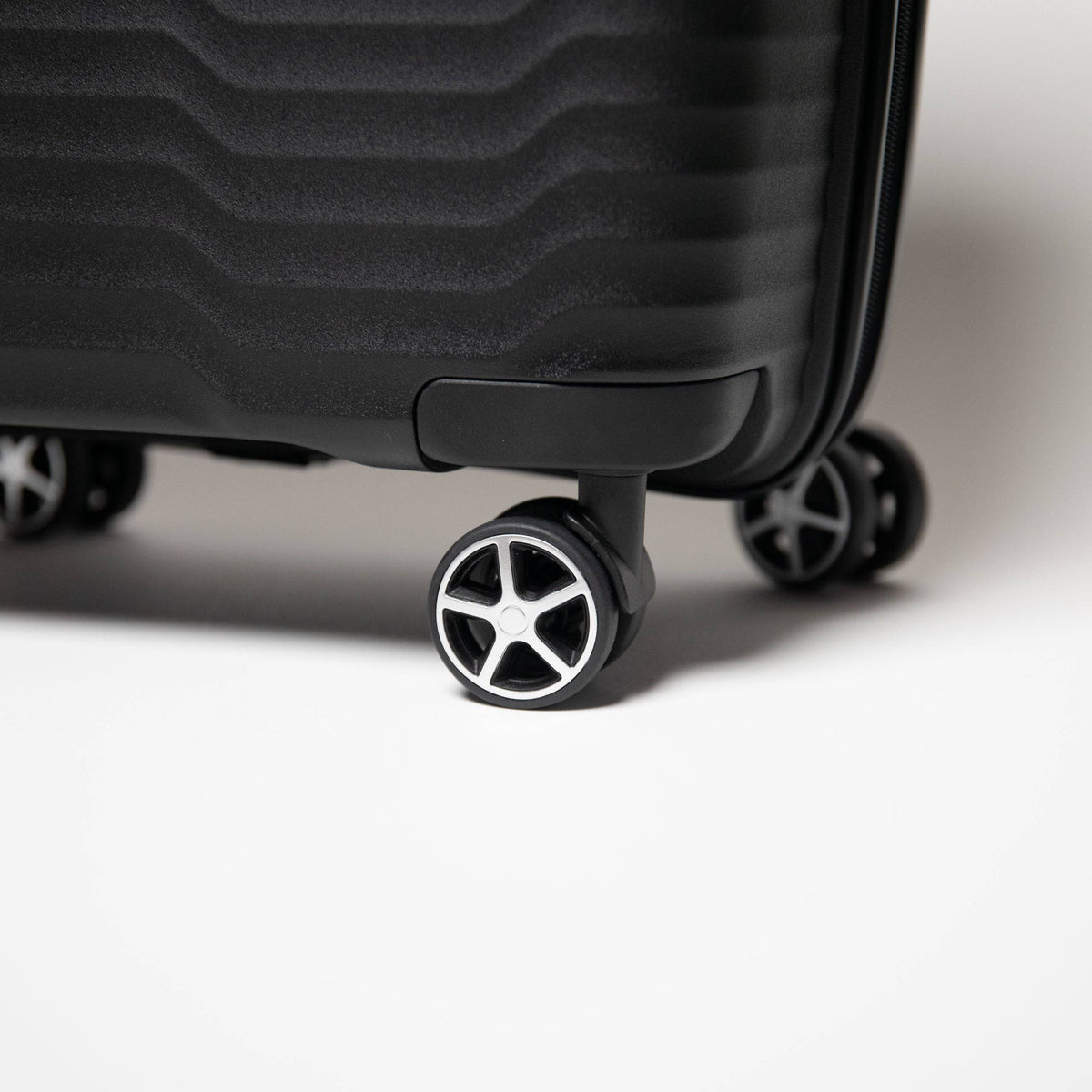 Sole Premise 20-inch Black Carry-On Hardcase Roller Luggage - AVBL MRKT (9)