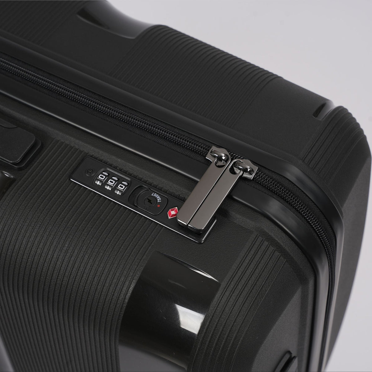 Sole Premise 28-inch Black Hardcase Roller Luggage - AVBL MRKT (6)